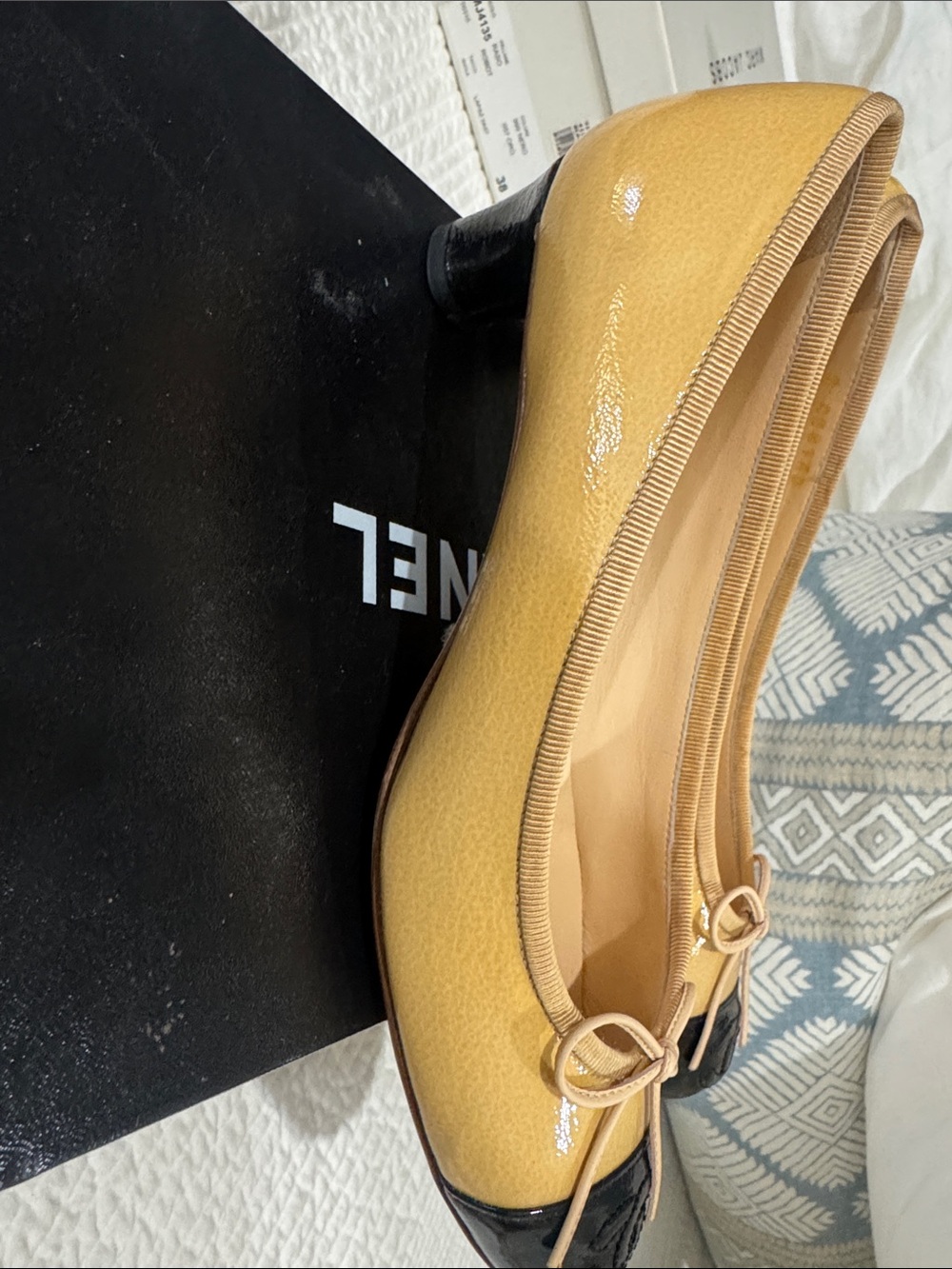 CHANEL Beige and Black Cap-Toe Ballet kitty heel - Picture 2 of 5